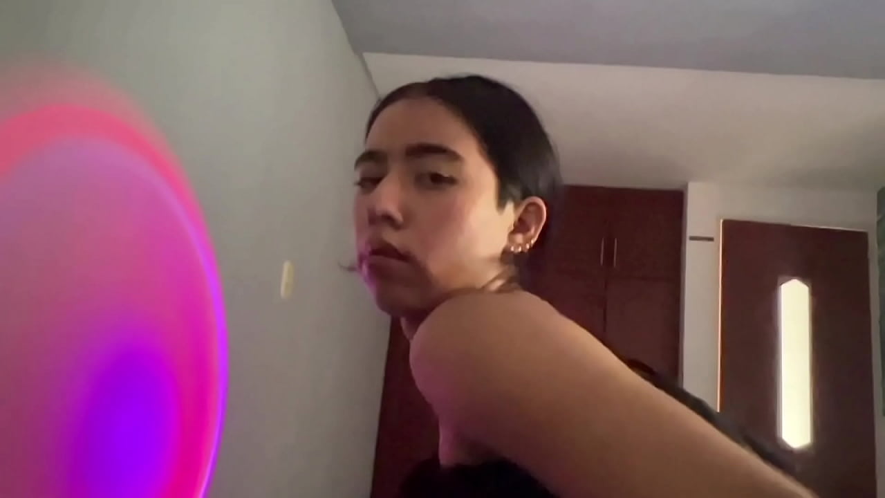 Jovencita latina atrapa a su hermanastro masturbandose