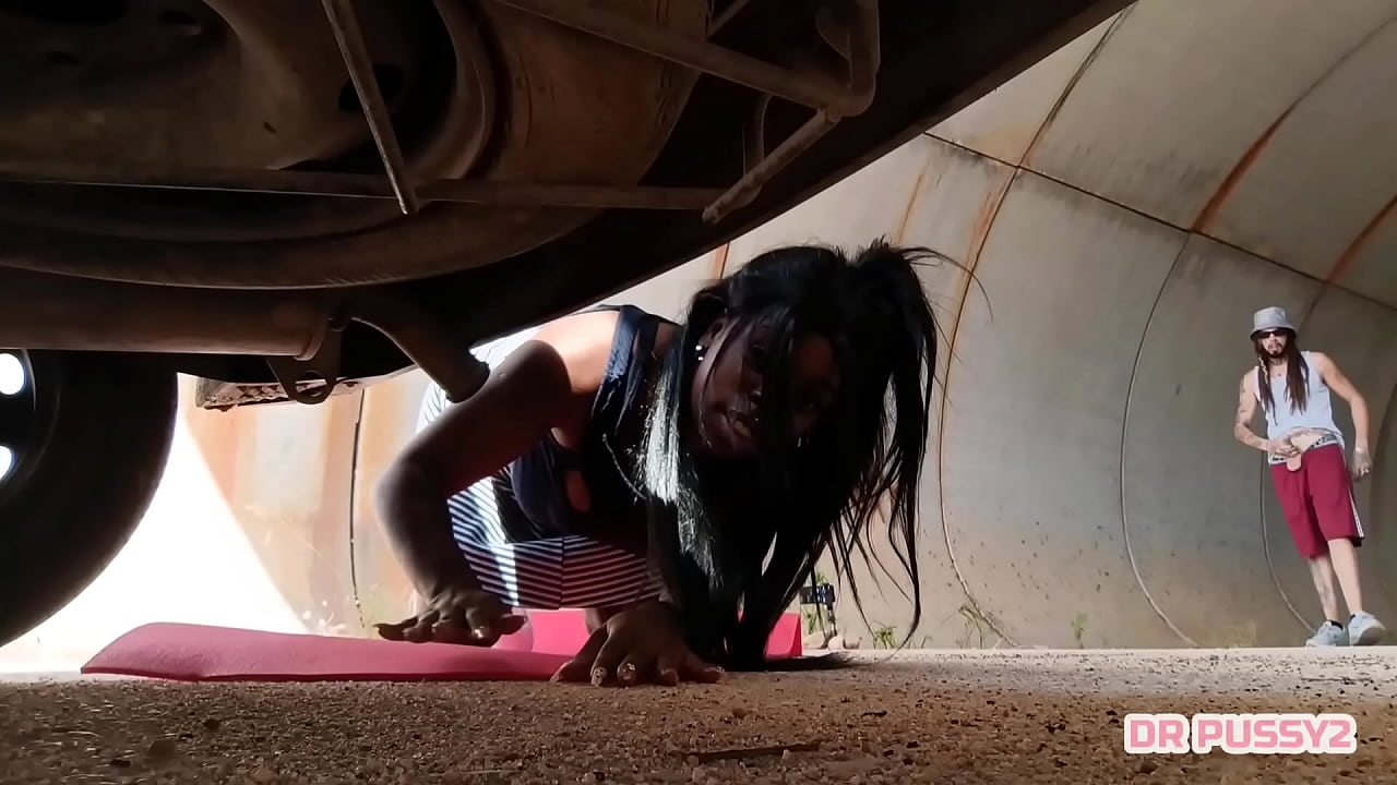 AFRICANA SEM CALCINHA TEM O CARRO AVARIADO E QUANDO SE BAIXA PARA VER O PROBLEMA &Eacute; SURPREENDIDA POR DESCONHECIDO DE PAU DURO QUE A FODE NA SUA CONA QUENTE E SUCULENTA EM V&Aacute;RIAS POSI&Ccedil;&Otilde;ES SEM CAMISA