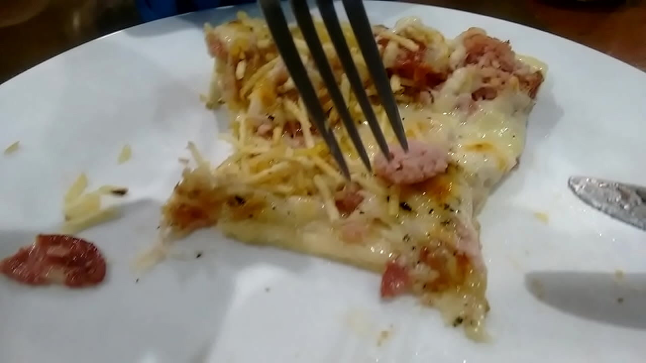 Comendo aquela gostosa ao vivo na pizzaria