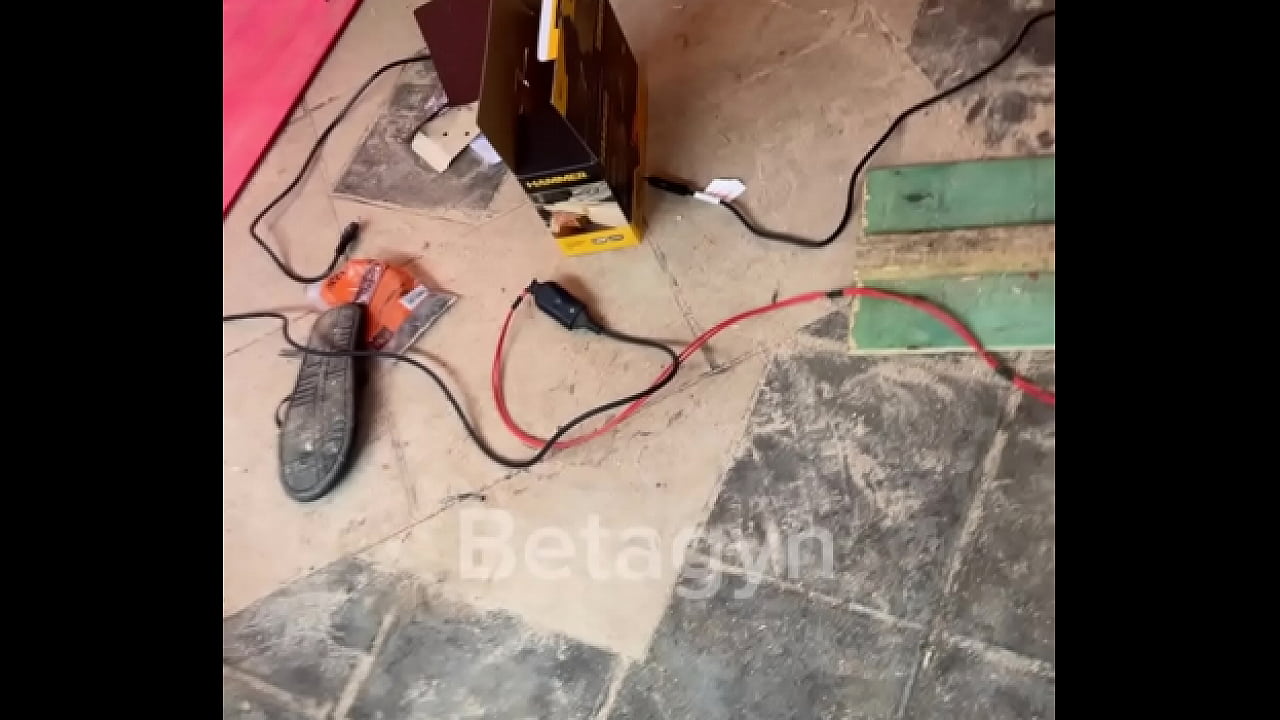 Fodendo com o marceneiro enquanto o marido trabalha