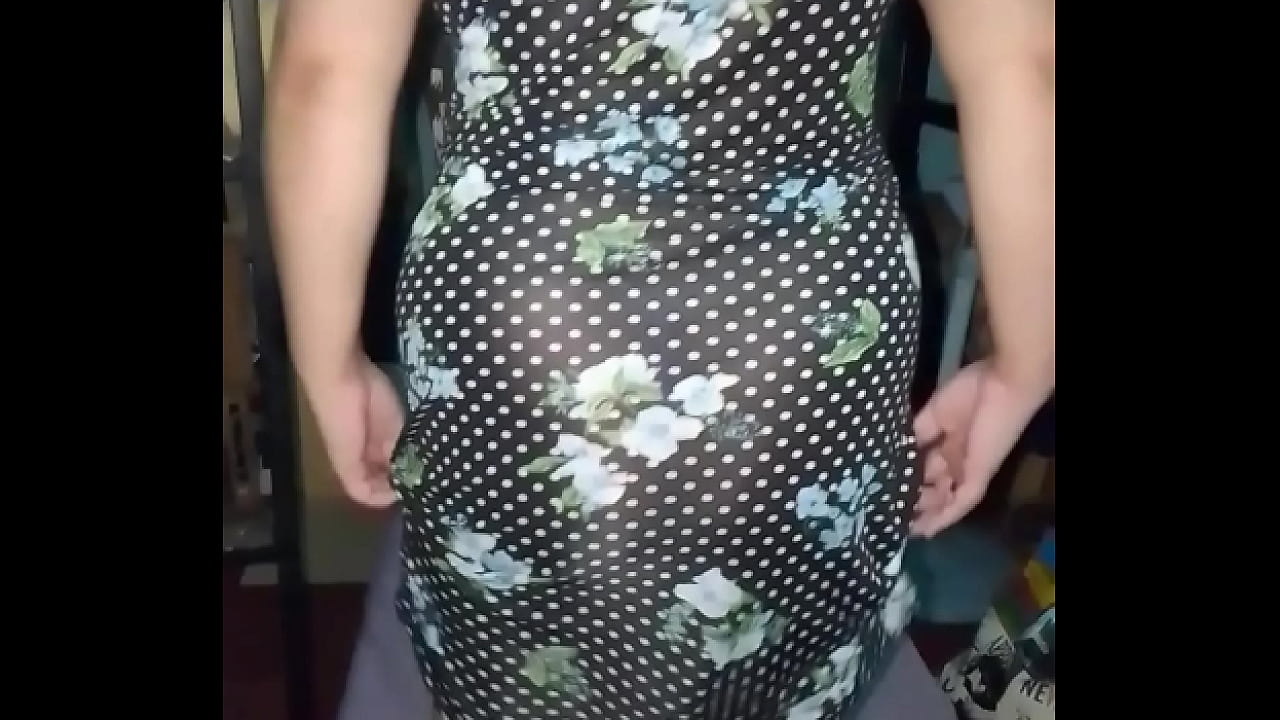 Se levanta su vestidito para que veamos su  cola sexy