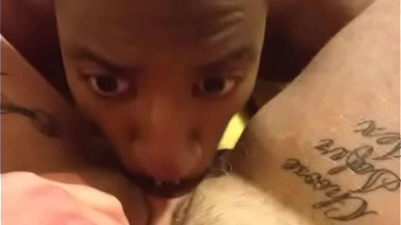 Amador - Neg&atilde;o chupando a buceta do amigo