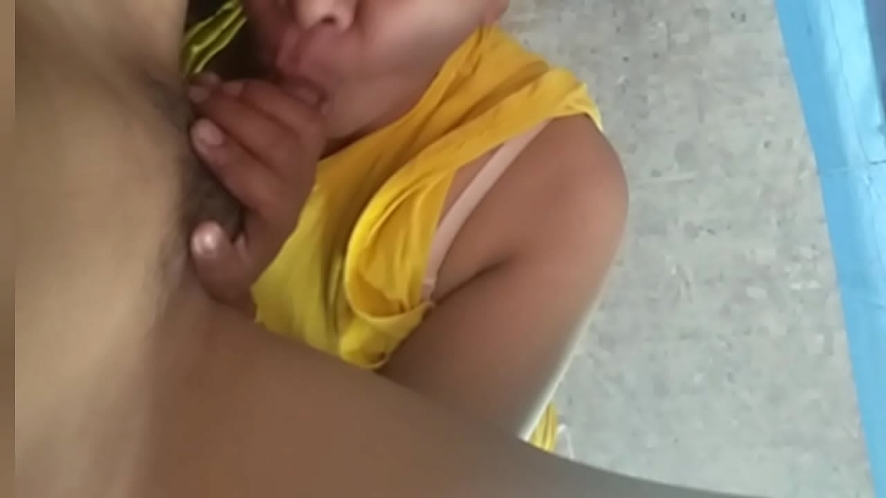 เธอเห็นฉันนอนไม่ใส่กางเกงเงี่ยนหีเลยจับควยมาอมเล่นจนน้ำแตกเต็มปาก