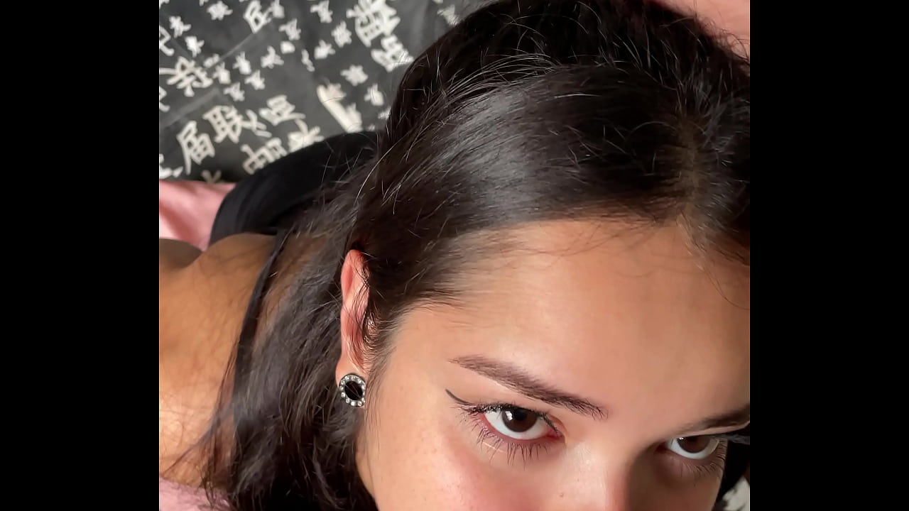 Debora Mendes ajoelhada de vestido preto chupa as bolas de Wellington Ribeiro antes de engolir seu pau duro no boquete mais desleixado da tarde