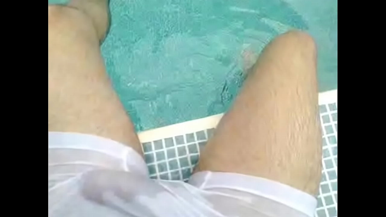 molhando o pau na piscina