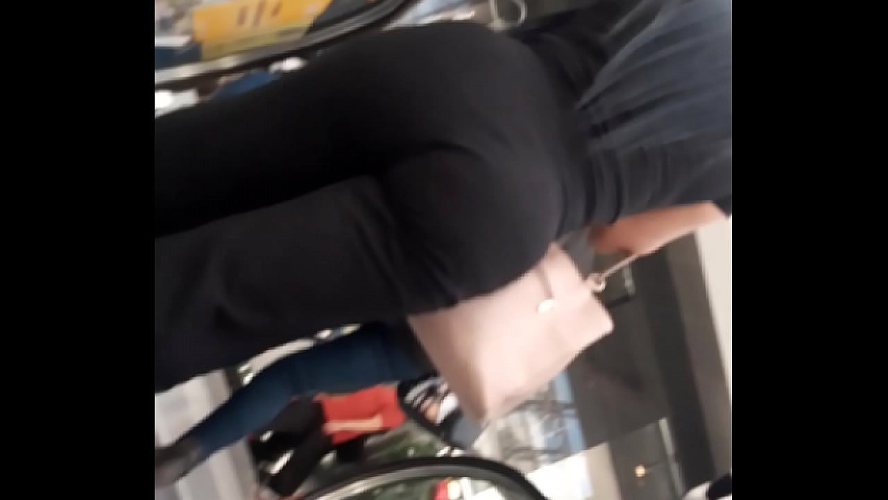 Culo en centro comercial pelo lizo