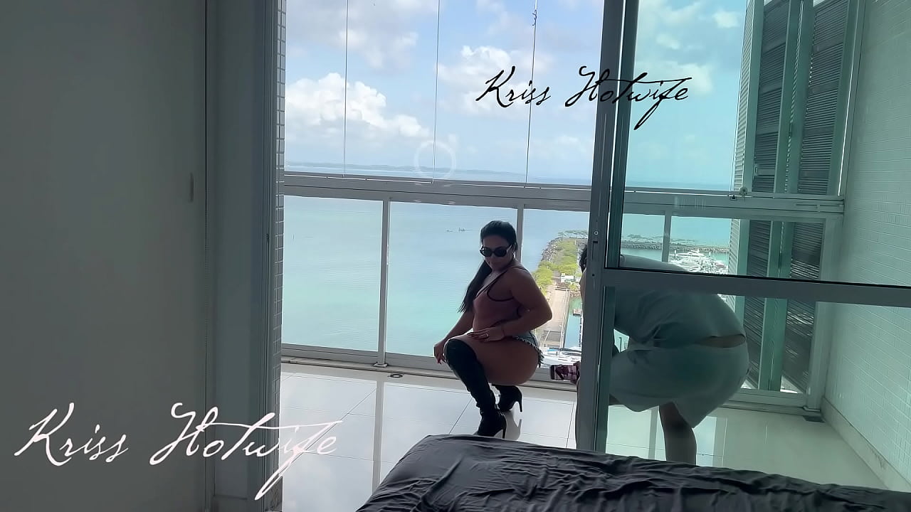 Corno do meu marido me filmando enquanto eu me exibia na varanda para os vizinhos