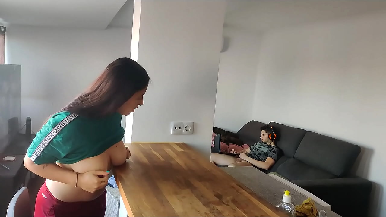 pill&eacute; a mi padrastro masturb&aacute;ndose y yo hice lo mismo, masturbaci&oacute;n anal y doble penetraci&oacute;n en la mesa de la cocina, casi me atan