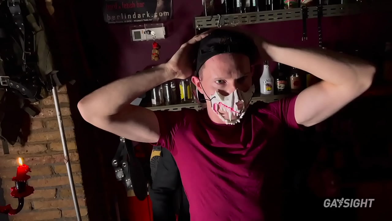 Teaser - Nicholas Bardem, le vampire tr&egrave;s sexe, baise Andr&eacute; Cruise au crusing bar de Berlin Dark