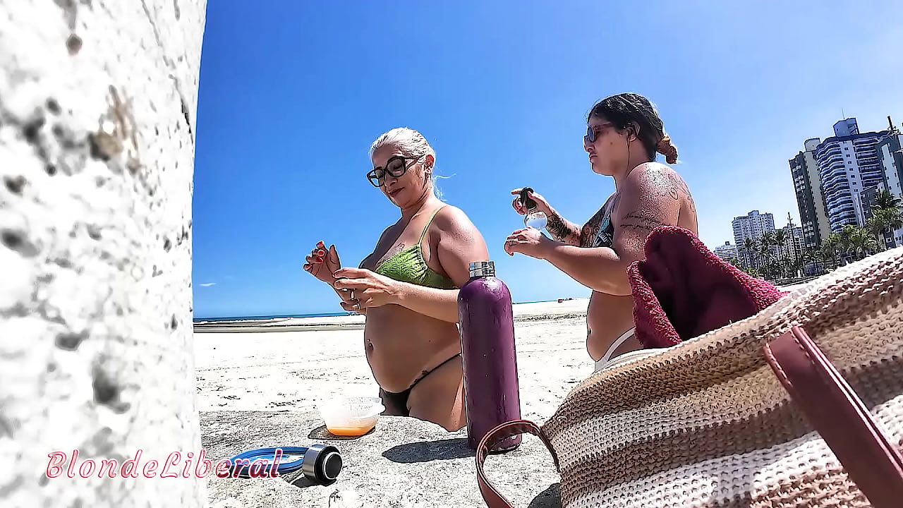 Eu e minha amiga safada nos pegamos na praia pra todo mundo ver...