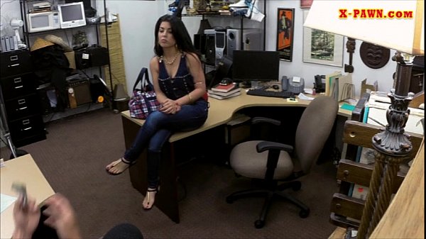 Cuban slut sells her old TV and fucked at the pawnshop