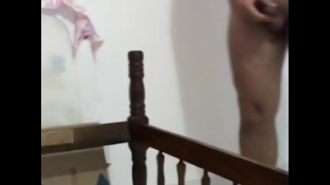 Cara Sentando no Mastro da Cama USA