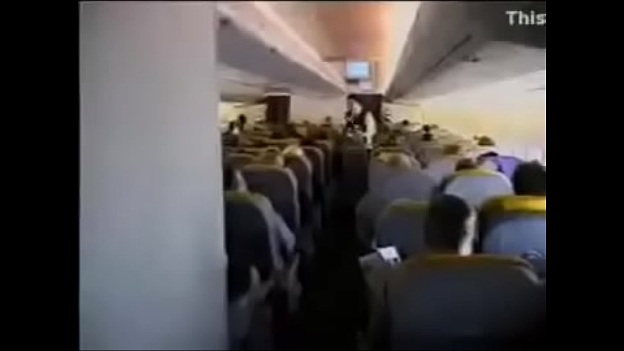 estas viniendo en el avion dice la azafata