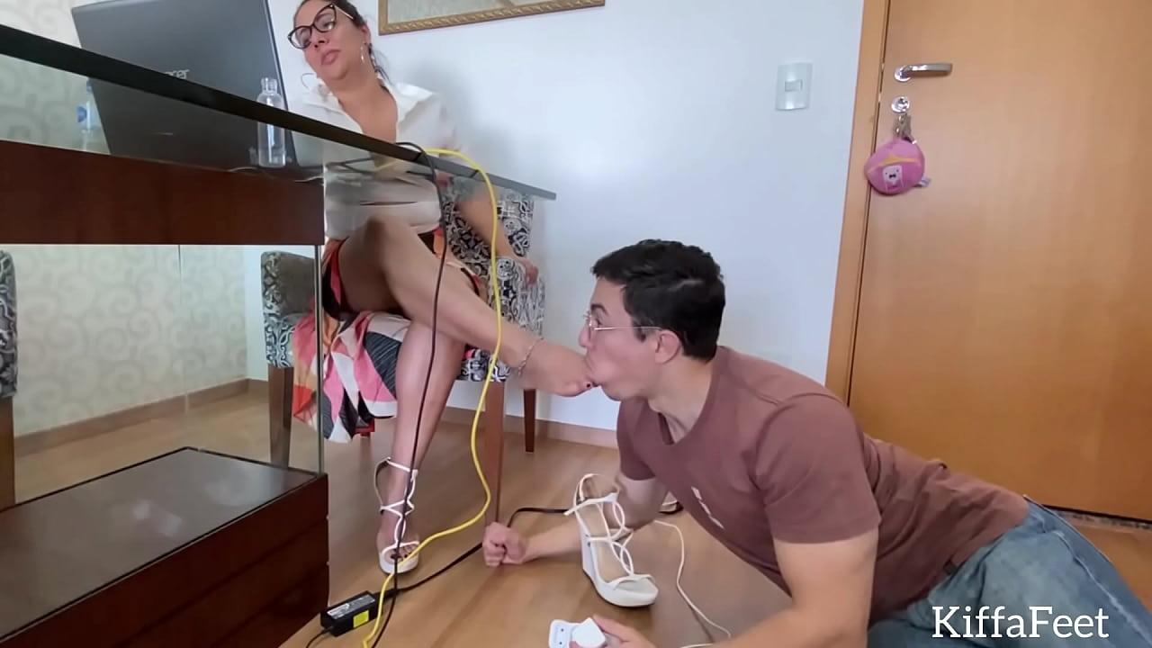 GODDES KIFFA - TI guy glued on kiffa&acute;s feet Ep 2