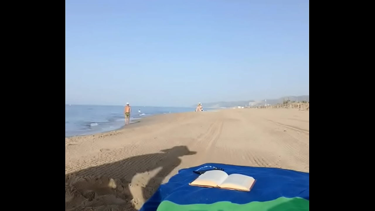 Vamos a tomar el sol, &iquest;Me aplicas bloqueador? ??️??...#playa #verano #Miercoles #toples #bikini #...