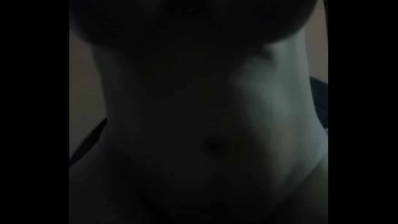 Se monta en la verga mientras sus tetas brincan