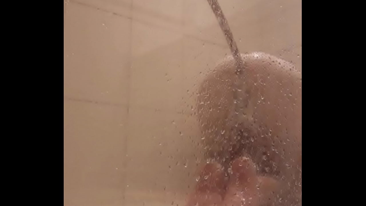 Enfiando o cabo do rodo no cu