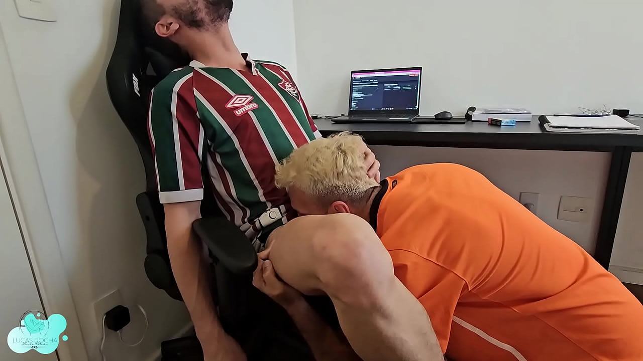 Lucas Rocha com a roupa do flusao ganhando mamada
