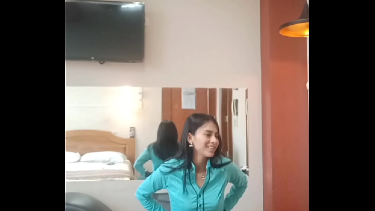 La profesora m&aacute;s  cachonda me da las clases en el hotel porque mi casa est llena y yo la relleno con mi leche