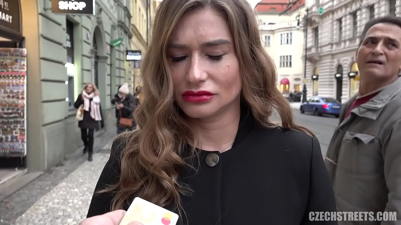 Ofrezco dinero a una agente para chingar