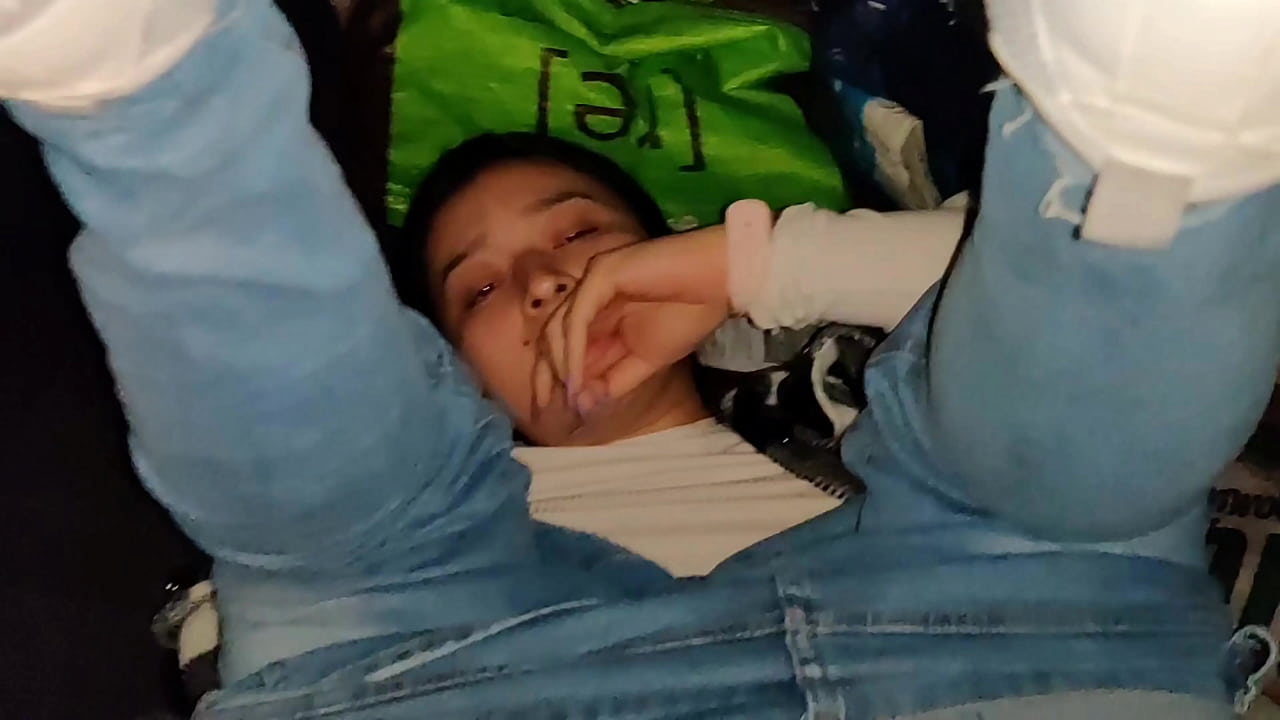 Seduciendo a la amiga de mam&aacute; y llen&aacute;ndola de esperma al aire libre