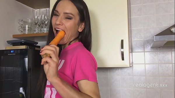 Superb skinny babe masturbates with carrot