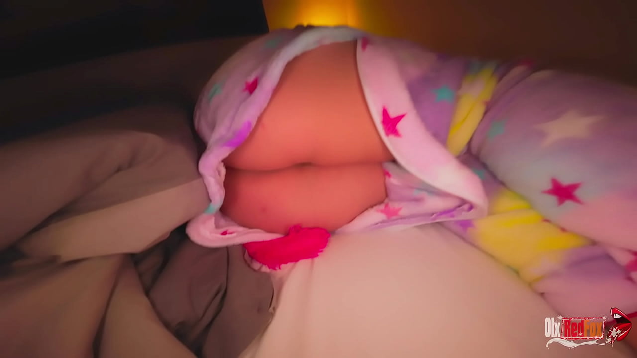 Le meto la polla en la boca a mi hijastra y ella se despierta