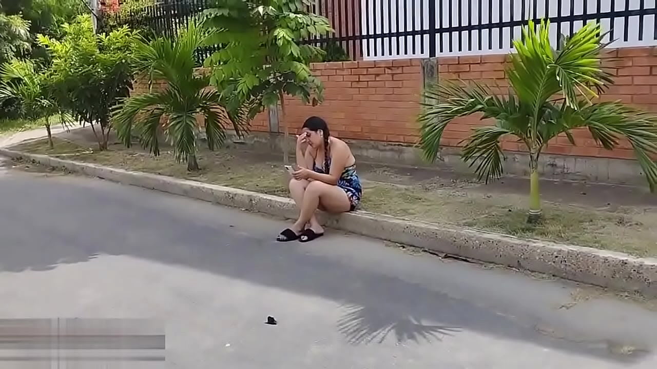 Puta desconocida ama el dinero, le ofrezco una buena suma de dinero y se deja follar sin importarle su novio lo hace cornudo - Porno En Espa&ntilde;ol