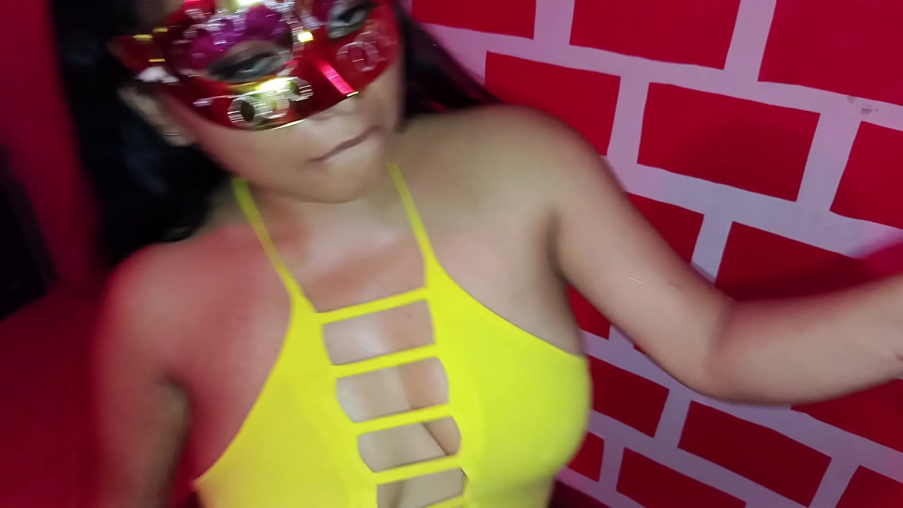 Latina!! Ela trabalha em uma boate VIP e acaba fazendo sexo intenso em p&eacute; com um visitante gringo.