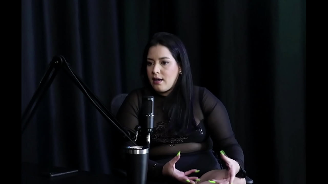 A m&atilde;e respeita o que ela faz, no come&ccedil;o fez valores interessantes com fotos de buceta, e a cenoura... - Pri Melancia (SHEER/RED)