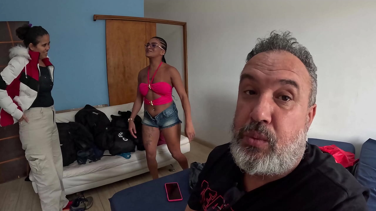 Casal Bi se prepara para entrar na carona do Ted