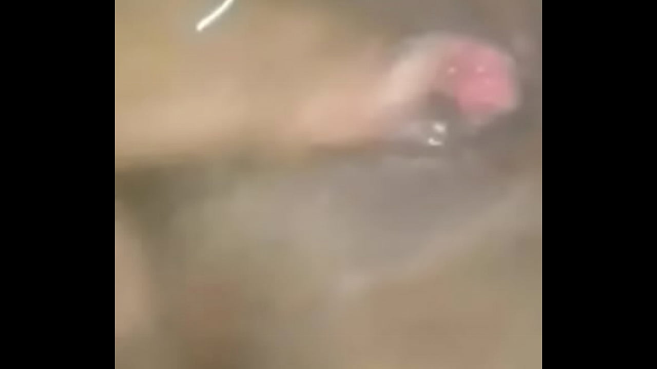 Mais um da casada gozando na m&atilde;o