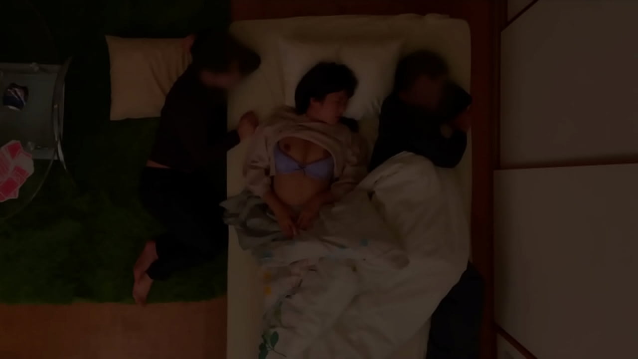 友達を呼んで家呑みで寝落ち&hellip;夜中に目覚めると無防備な友カノの姿が&hellip;　イケナイと分かっていながら目の前のオンナのカラダに我慢できず&hellip;