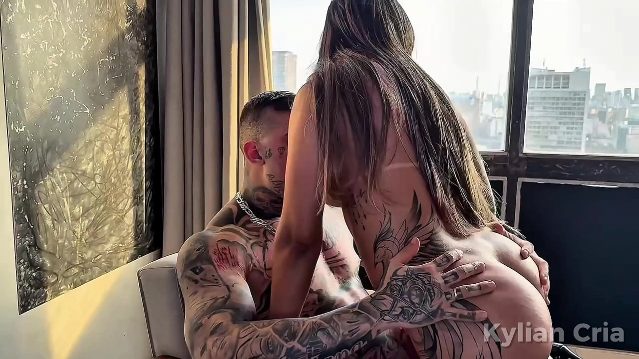 Fodendo a rabuda no final de tarde exibindo tudo para os vizinhos