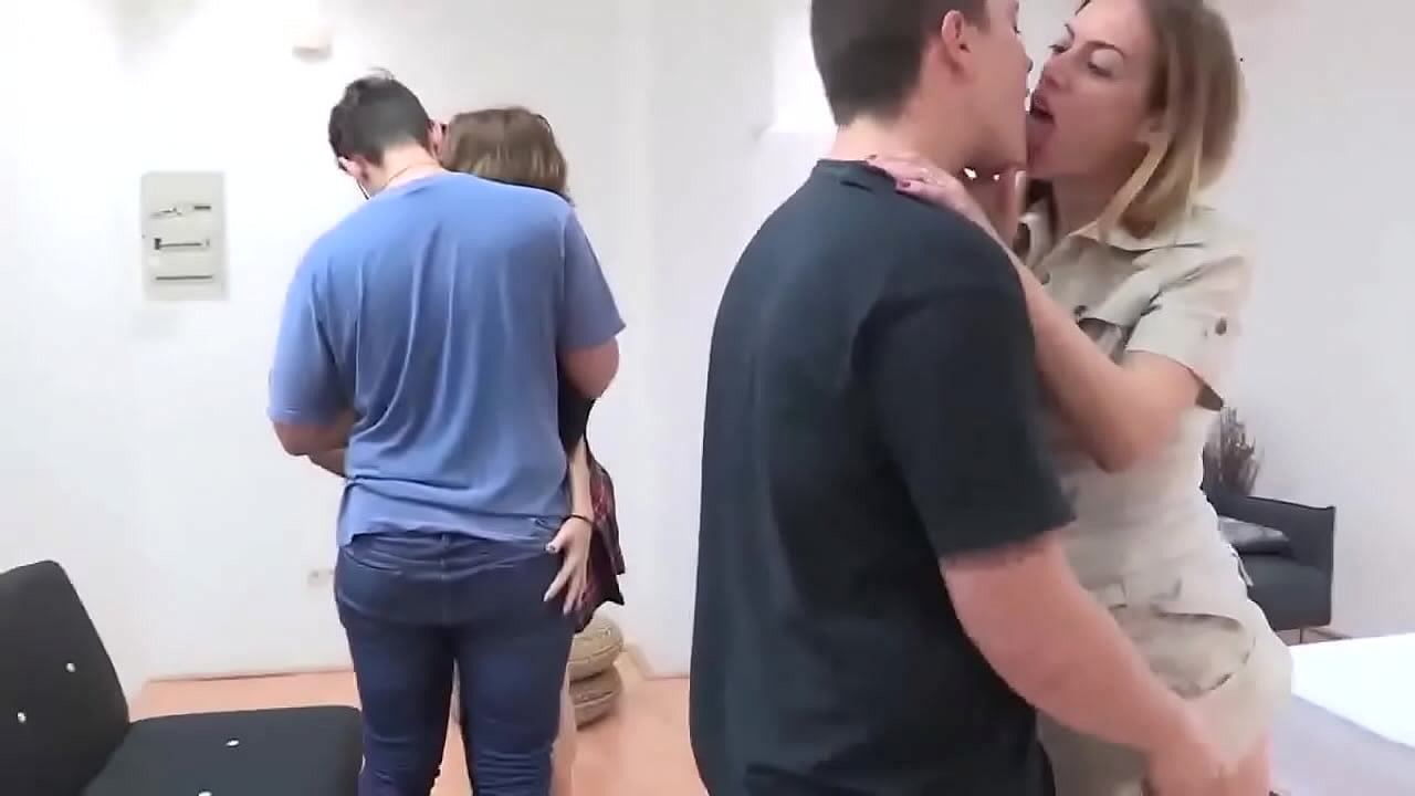 Dos MILFs re calientes pagan el service con el cuerpo