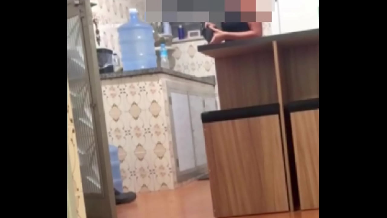 Belinha Hotwife se exibindo em dose dupla: seduziu o entregador e depois o moto Uber. Ganhou duas gozadas na boquinha!