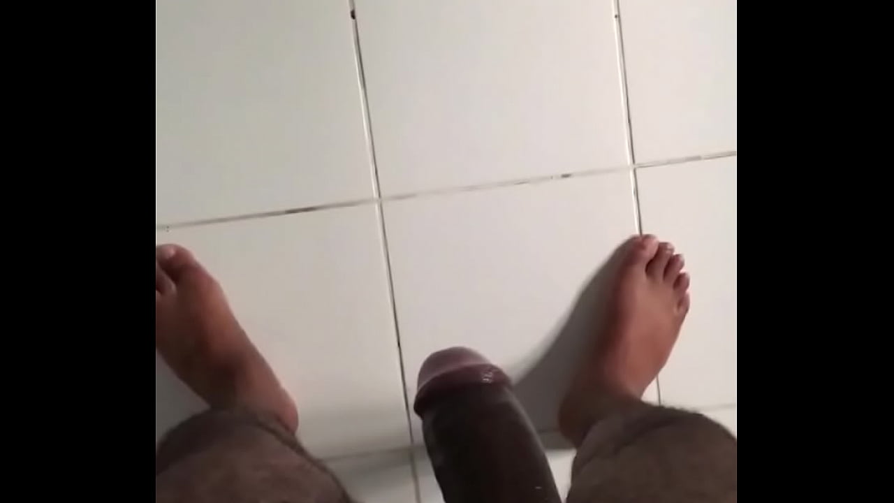 Neg&atilde;o gozando longe