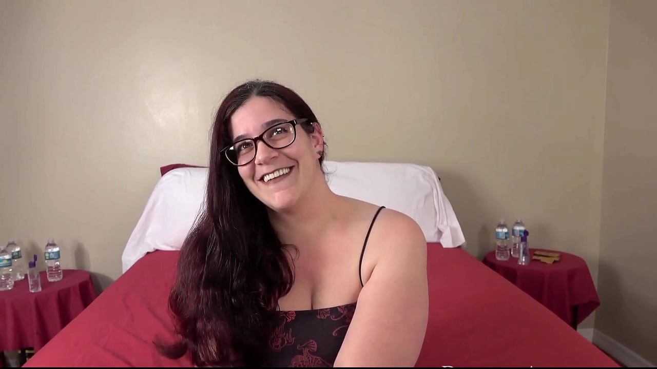 Desperate Amateurs Misty and Vicki getting their tight pussies stretched