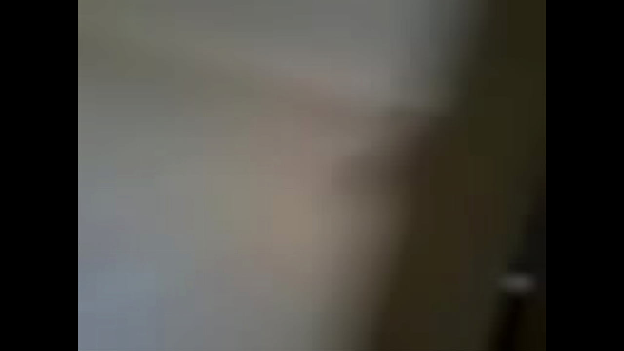 La hago ajustarse bien el portaligas y las medias de nylon para viejo libidinoso.