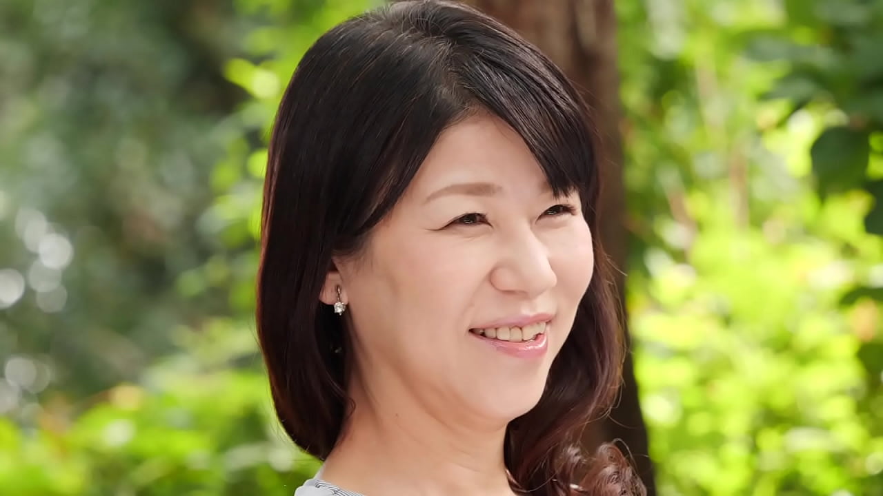 日焼け厳禁に違いない美白肌と端正なビジュアル。清潔感と透明感あふれる爽やかな笑顔。このとても孫までいるようには思えない長身スレンダー美女は工藤亜沙美さん60歳、専業主婦。昭和36年生まれのれっきとした還暦奥様。結婚33年目になるご主人とは還暦を迎えた今でも週1ペースで愛し合っているとのこと。