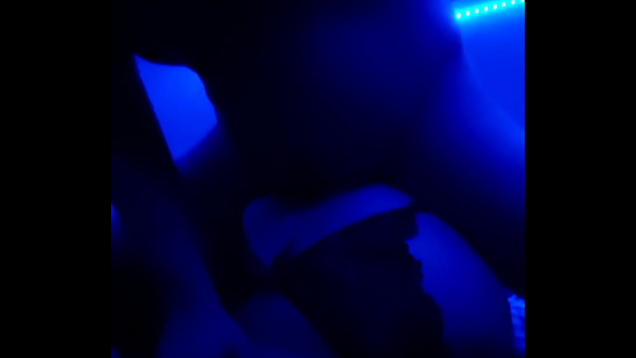 Mi novio me coje mientras mis pap&aacute;s est&aacute;n dorm!dos y me la llena de su lechita