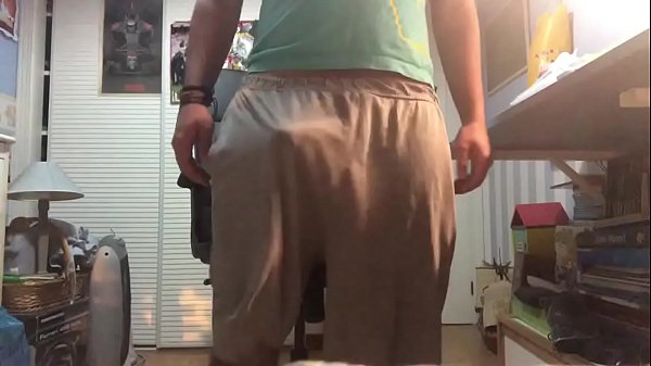 Goz&aacute;ndolo solo en casa