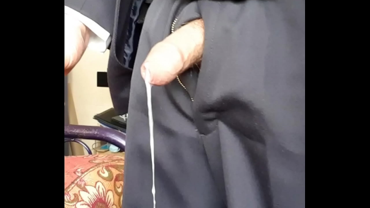 Policia cachondo jalandosela en casa