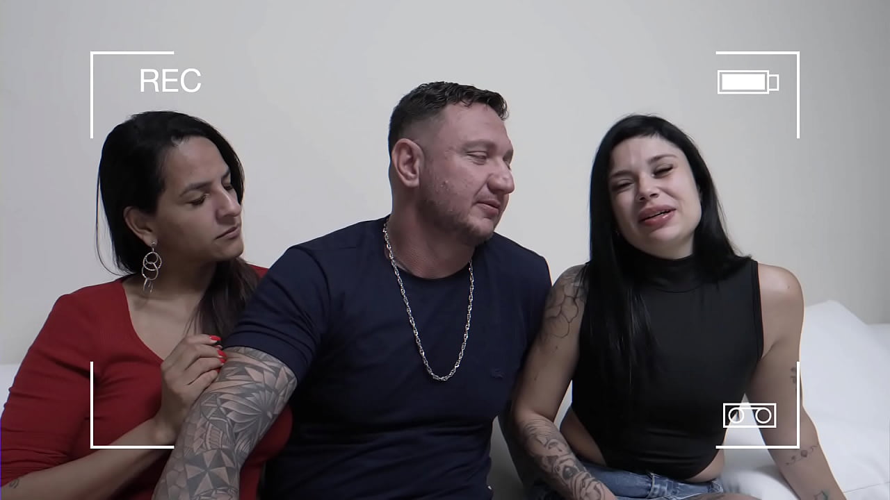 Entrevista com a Fam&iacute;lia Macettare acabou com a Kel fazendo uma dupla penetra&ccedil;&atilde;o! Completo no RED