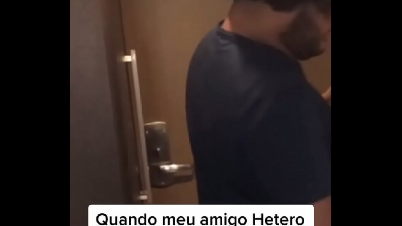 Gay v&ecirc; Hetero pelado ao ele pedir a toalha