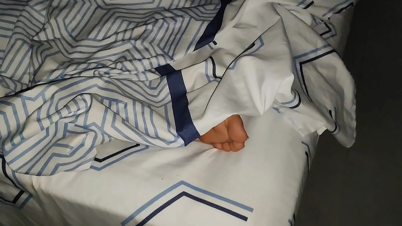 Me infiltro en su habitaci&oacute;n y est&aacute; chica tiene el co&ntilde;o en una dulce tanga blanca