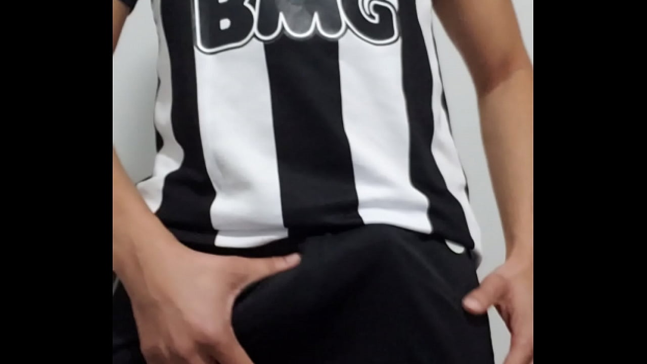 Torcedor atleticano com pau duro e punhetando