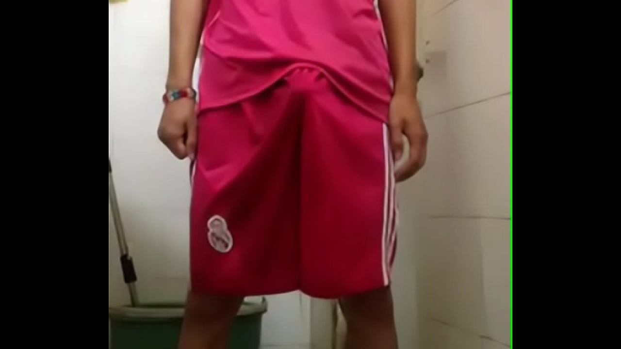 Viietnam boy mắc t&egrave; xử lu&ocirc;n ra đồ mới mua