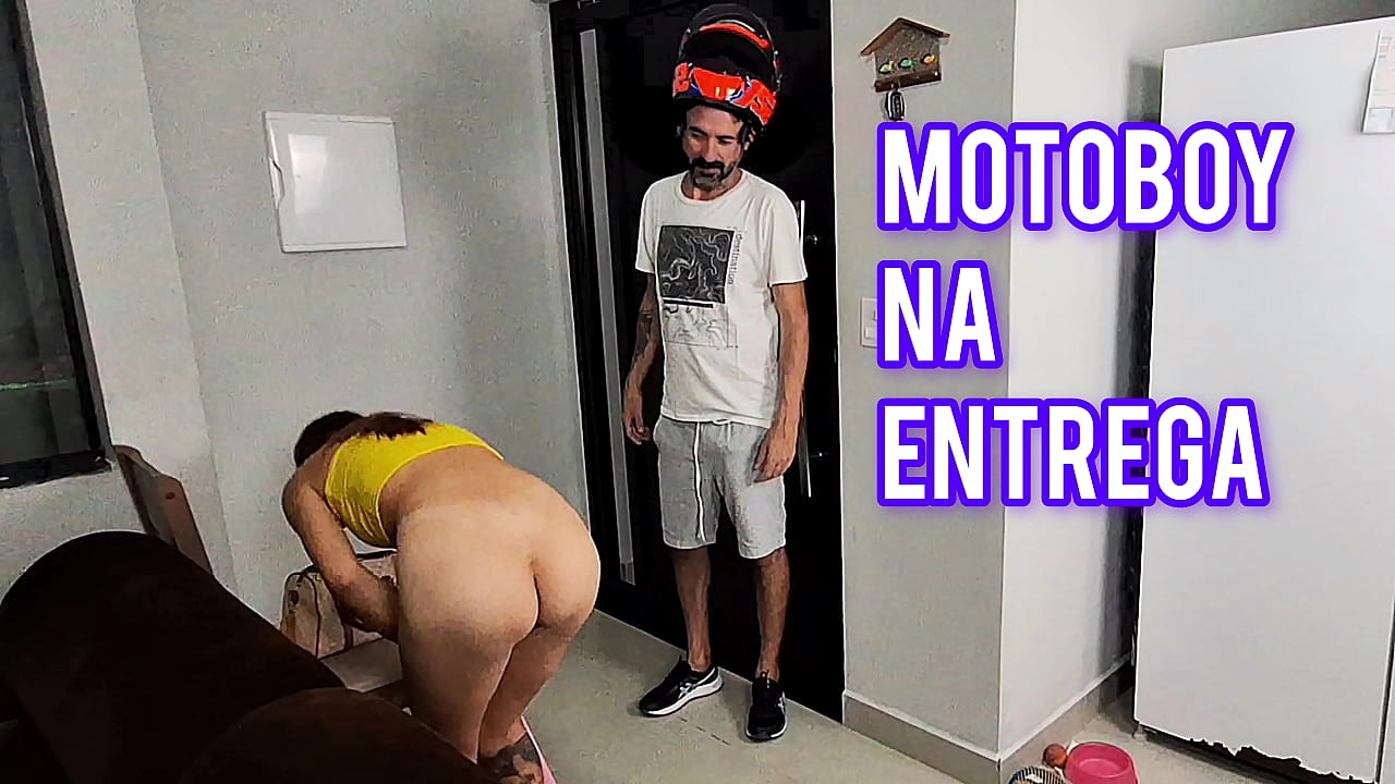 Safada sozinha em casa recebe motoboy s&oacute; de toalha de banho!