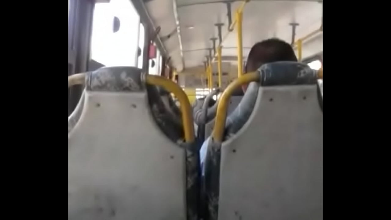 gay de fio dental em onibus exibindo-se
